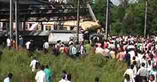 India: water pipeline falls on train, 2 killed